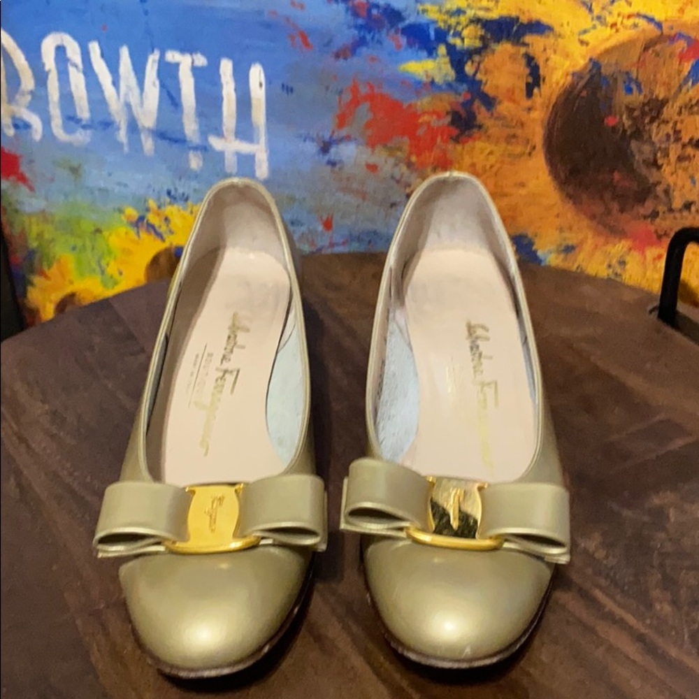 Salvatore Ferragomo gold Vera Bow pumps shoes❤️❤️